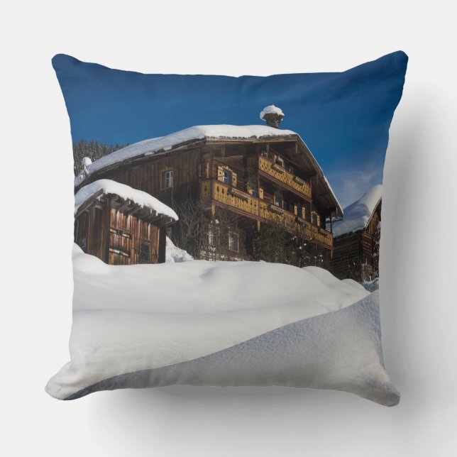 Traditional wooden cabins in de snow throw pillow (Front)