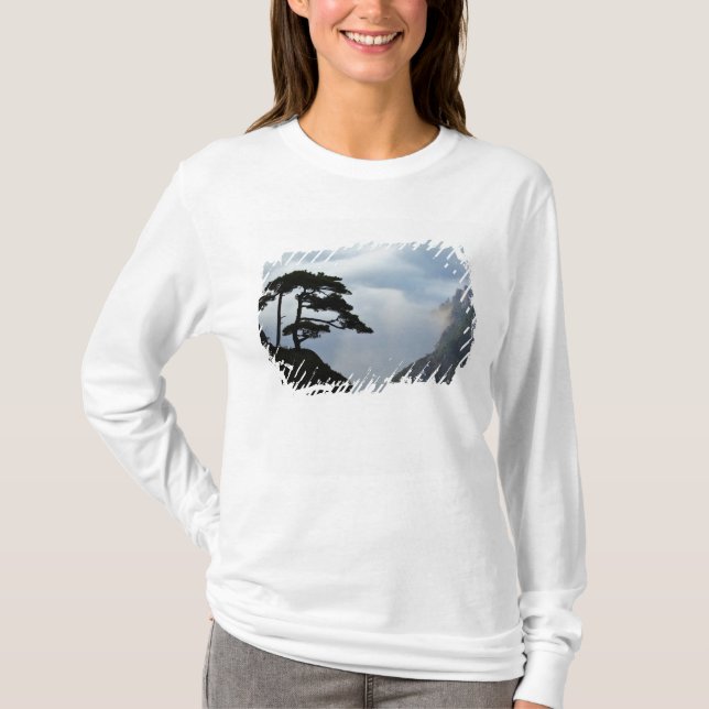 Tree silhouetted at sunrise, Yellow Mountain, T-Shirt (Front)