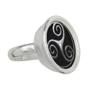 Triskelion Ring