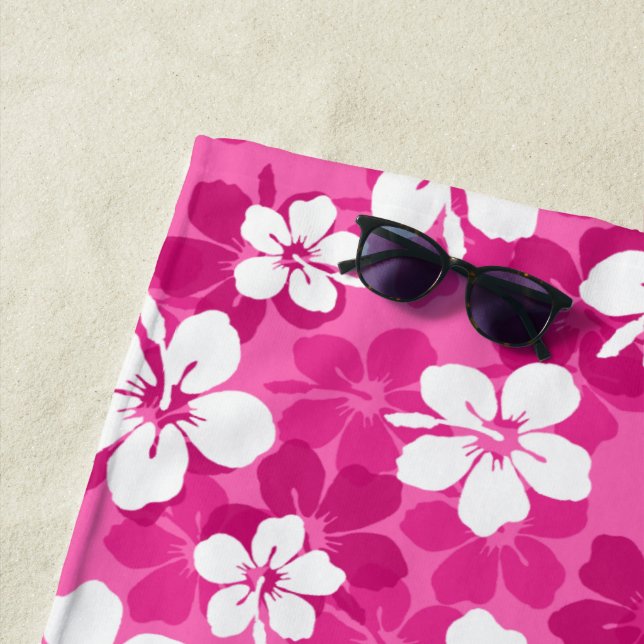 Tropical Red Violet White Hibiscus Flower Pattern Beach Towel (In Situ)