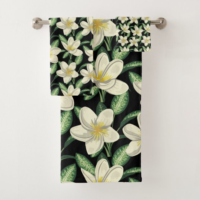 Tropical seamless pattern white flowers green leaf bath towel set (Insitu)