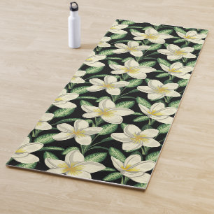 Tropical seamless pattern white flowers green leaf yoga mat