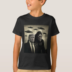 Trump Bigfoot Ufo Alien Encounter Conspiracy Funny T-Shirt