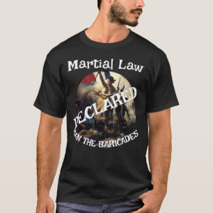 TRUMP DECLARES MARTIAL LAW MAN THE BARRICADES  T-Shirt