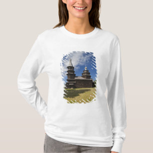Ttraditional wooden Russian Orthodox church T-Shirt