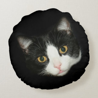Tuxedo cat face round pillow