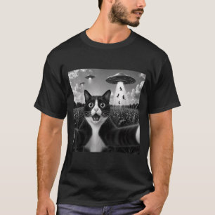 Tuxedo Cat Selfie With Ufo Alien Funny T-Shirt