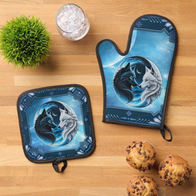 Two majestic wolf heads oven mitt & pot holder set (Top Down)