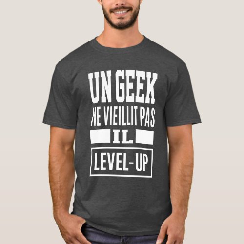 Un Geek Ne Vieillit Pas T_Shirt