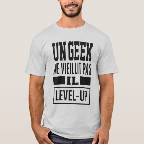 Un Geek Ne Vieillit Pas T_Shirt