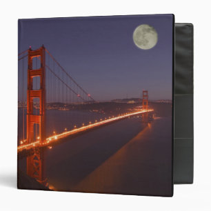 USA, California, Marin. Moonrise above the Binder