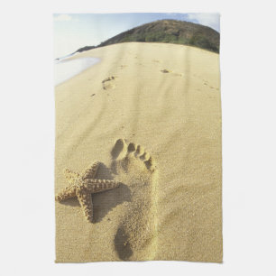 USA, Hawaii, Maui, Makena Beach, Footprint and Kitchen Towel