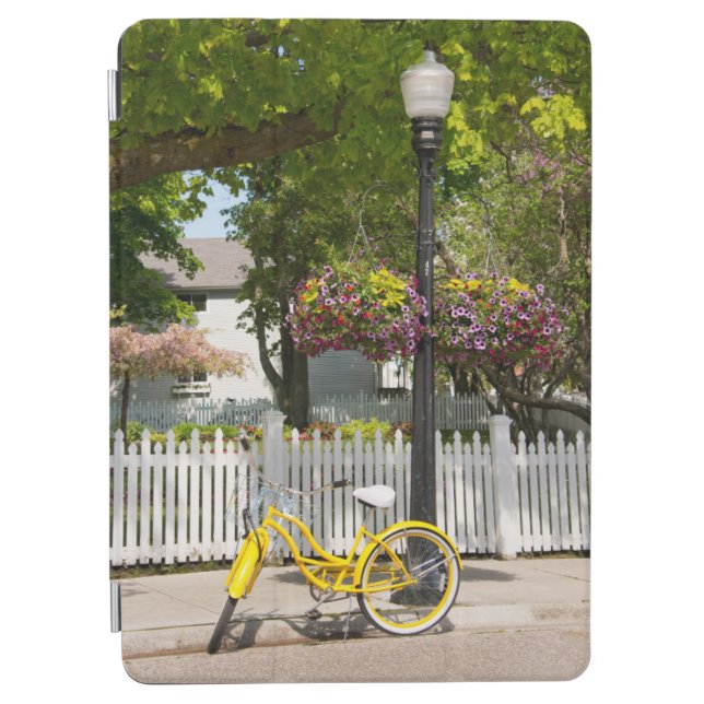 USA, Michigan, Mackinac Island. Yellow Bike iPad Air Cover (Front)