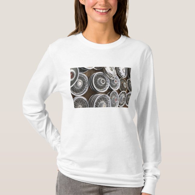 USA, New Mexico, Prewitt: Auto Hubcaps / Rt. 66 T-Shirt (Front)