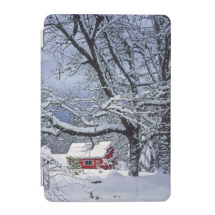 USA, Oregon, Clackamas County. Fresh snow covers