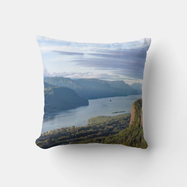 USA, Oregon, Columbia River Gorge, Vista House Throw Pillow (Front)