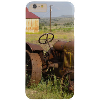 USA, Oregon, Shaniko. Rusty vintage tractor in Barely There iPhone 6 Plus Case