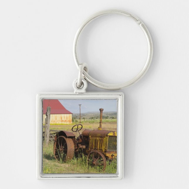 USA, Oregon, Shaniko. Rusty vintage tractor in Keychain (Front)