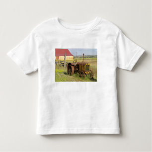 USA, Oregon, Shaniko. Rusty vintage tractor in Toddler T-shirt