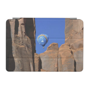 USA, Utah, Monument Valley. A rainbow hot-air iPad Mini Cover