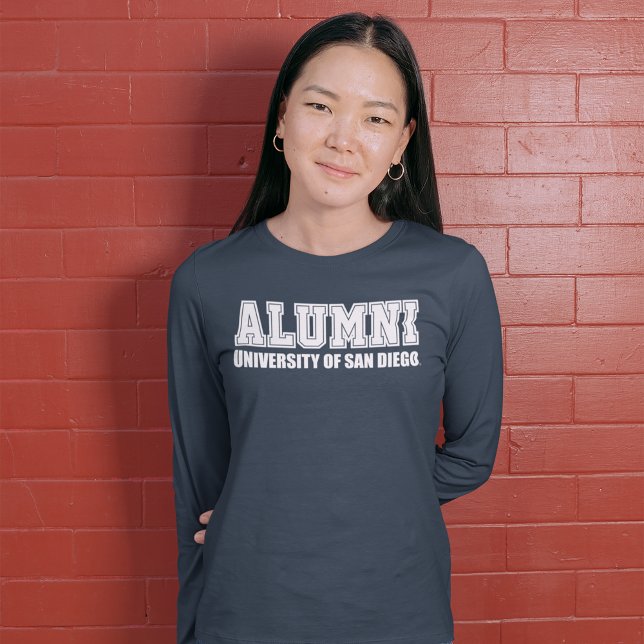 USD | Alumni T-Shirt (Person wearing shirt)