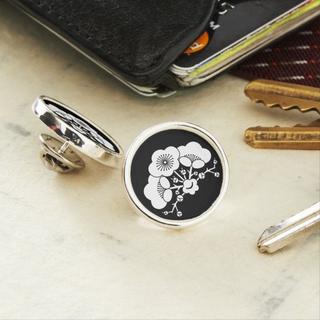 Various plum blossoms lapel pin (In Situ)