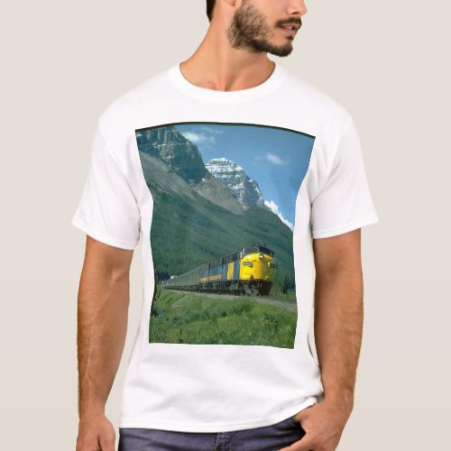 Via FP_7 6302 leads Train 2_Trains T_Shirt