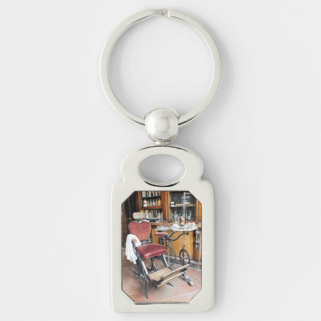 VICTORIAN ENGLAND KEYCHAIN (Front)