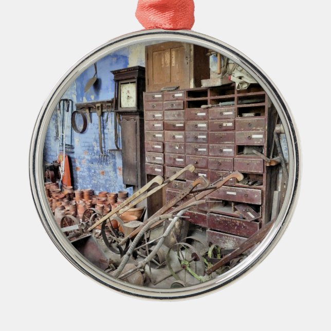 VICTORIAN ENGLAND METAL ORNAMENT (Front)