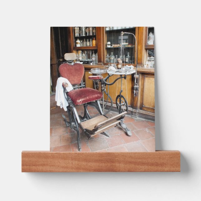 VICTORIAN ENGLAND PICTURE LEDGE (Front)