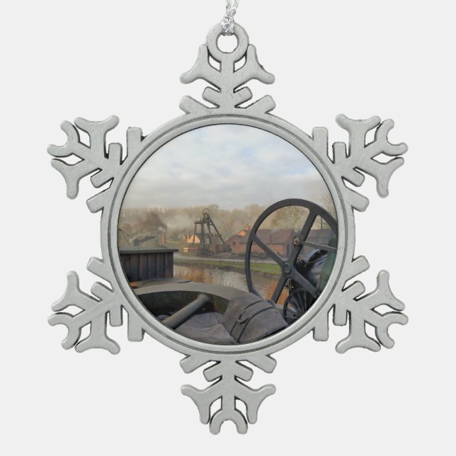 VICTORIAN OLD ENGLAND UK SNOWFLAKE PEWTER CHRISTMAS ORNAMENT (Front)