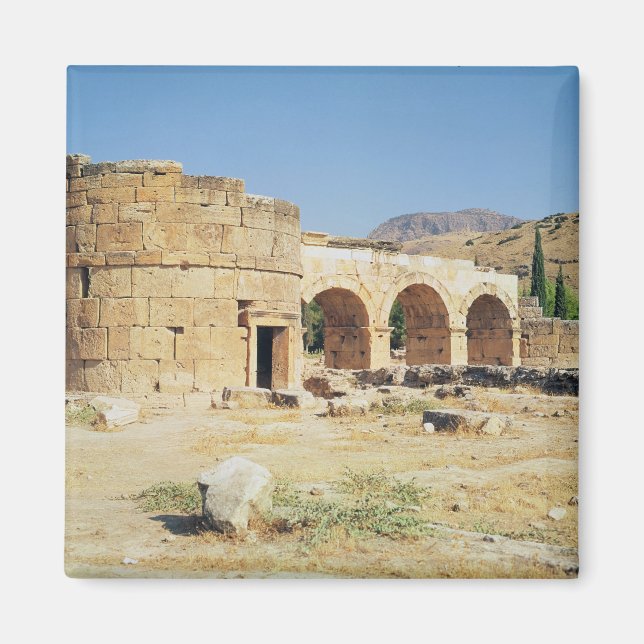 View of a triumphal arch magnet (Front)