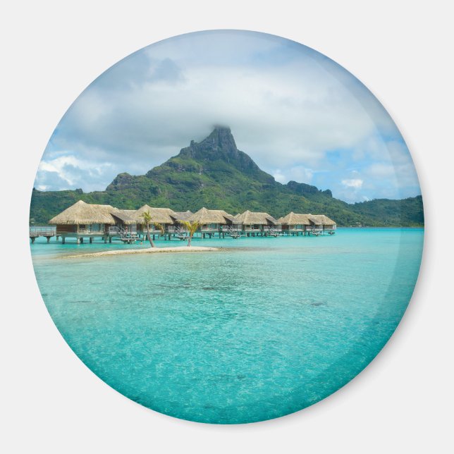 View on Bora Bora island round magnet (Front)