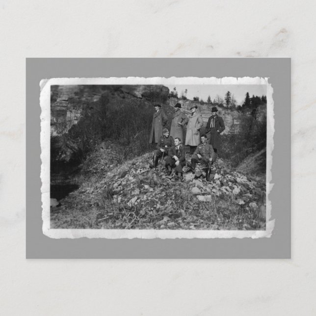 Vintage cards - WW2 men on hill (Front)