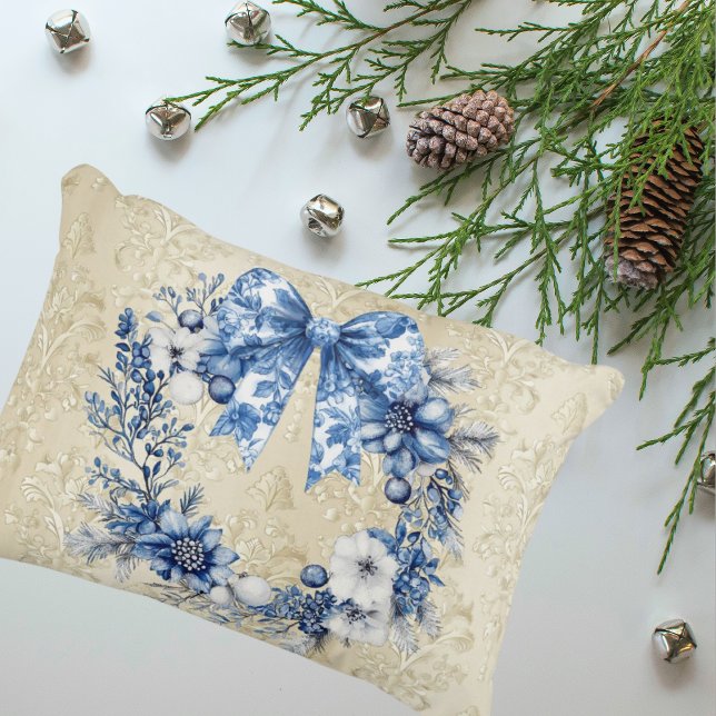 Vintage Chinoiserie Wreath Antique Damask Accent Pillow (Sweet little chinoiserie accent pillow)
