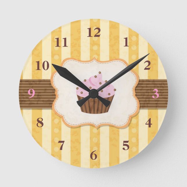Vintage Cupcake Background Round Clock (Front)
