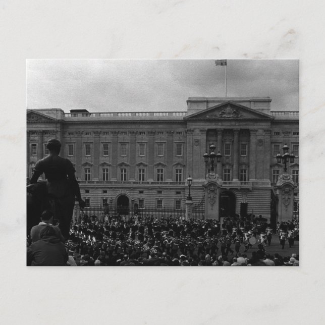 Vintage England London Old Guard Buckingham Palace Postcard (Front)
