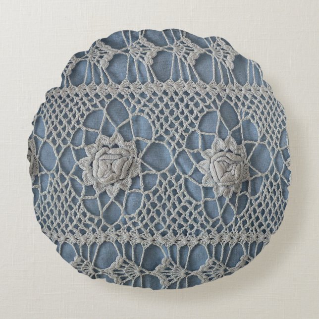 Vintage lace: small white roses. round pillow (Front)