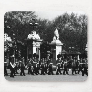 Vintage London Changing guard Buckingham palace Mouse Pad