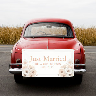 Vintage Pink Daisies Just Married Car Banner