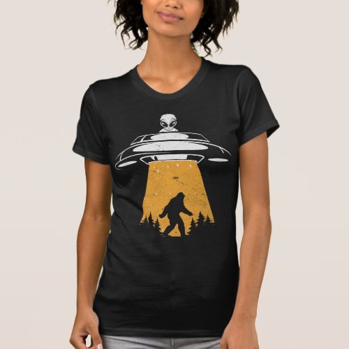 Vintage UFO Alien Abduction Bigfoot Spaceship T_Shirt