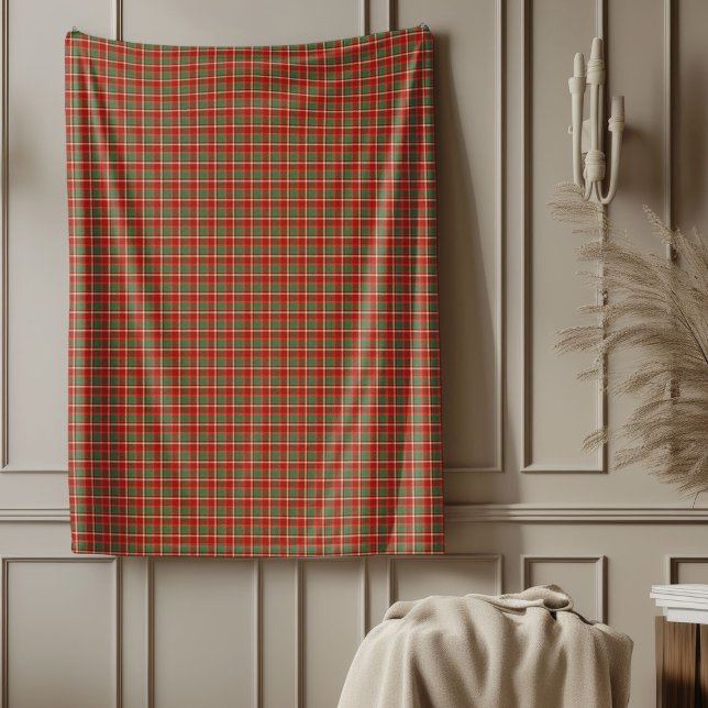 Warm Holiday Blanket in Classic Plaid Style (Warm Holiday Blanket in Classic Plaid Style)