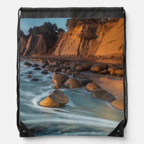 Wave along the beach California Drawstring Bag