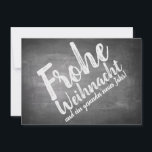 Weihnachtsgrüße auf der Kreidetafel<br><div class="desc">Weihnachtsgrüße in Kreidetafeloptik
Die Grußkarte auf Schieferoptik ziert ein typografisches Design in Kreideoptik. Der Text auf der Vorderseite ist in Deutsch,  Englisch und Spanisch verfügbar. Der zweite Text kann an die individuellen Bedürfnisse angepasst werden.</div>