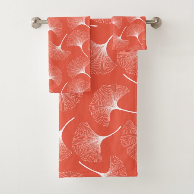 White abstract leave pattern bath towel set (Insitu)