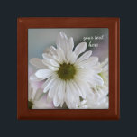 White daisy keepsake box<br><div class="desc">Pretty white daisy flower with soft colored background</div>