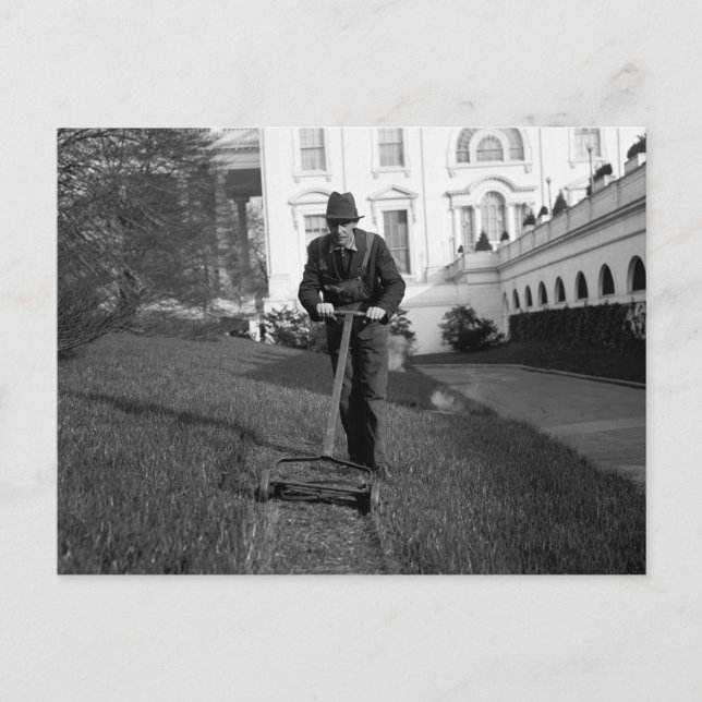 White House, green lawn, 1930s Postcard (Front)