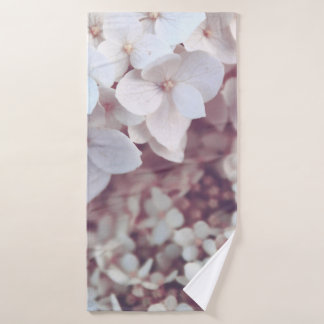 WHITE PETALED FLOWERS BATH TOWEL