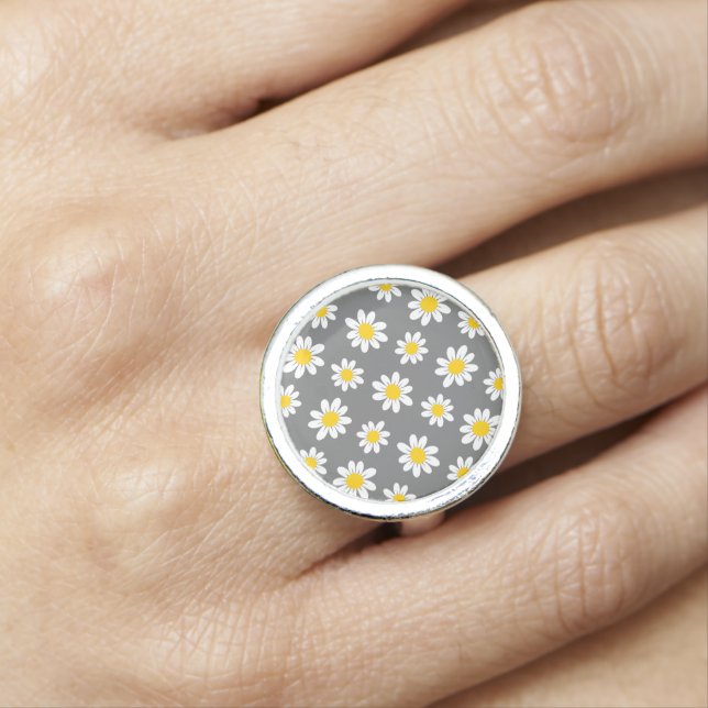 White Yellow Daisies Ring (In Situ)
