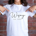 Wifey Just Married Newlywed T-Shirt<br><div class="desc">This elegant wifey tshirt is perfect to wear at a bachelorette,  a bridal shower,  at a post wedding breakfast or on your honeymoon,  for a 2024 wedding.

Get the matching hubby shirt here: https://www.zazzle.co.uk/hubby_just_married_newlywed_t_shirt-256565596727048612</div>